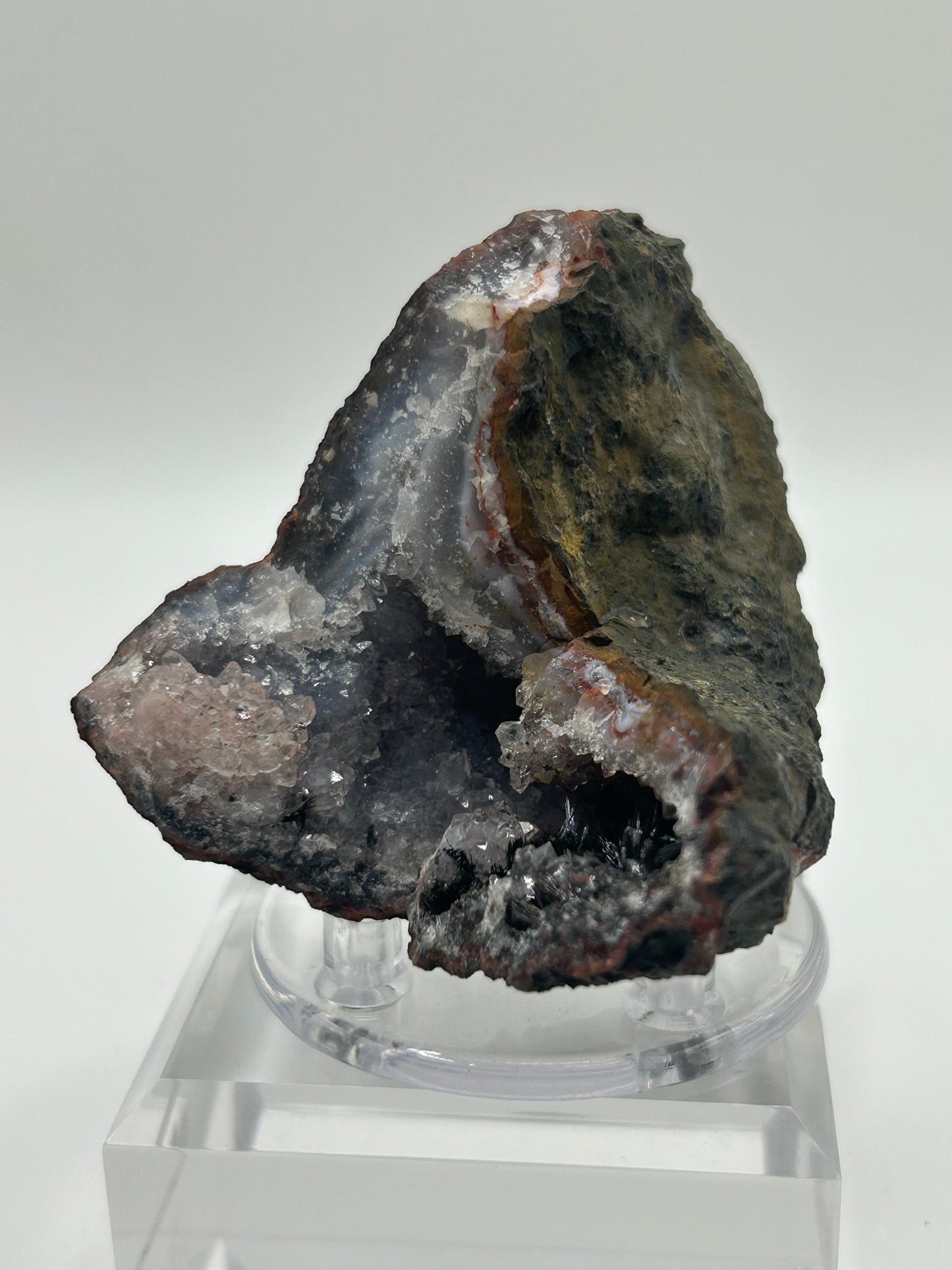 Geode di calcedonio con goethite aghiforme
