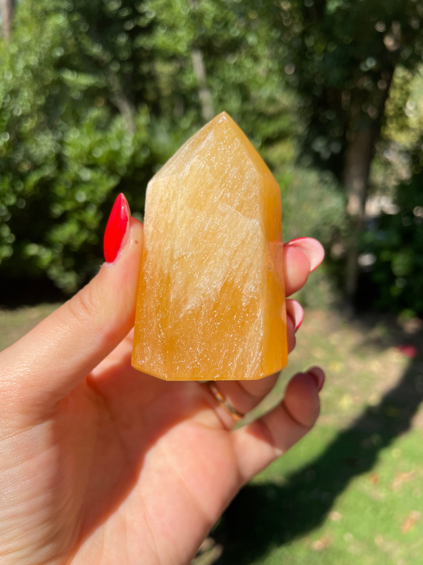 Obelisco in calcite gialla