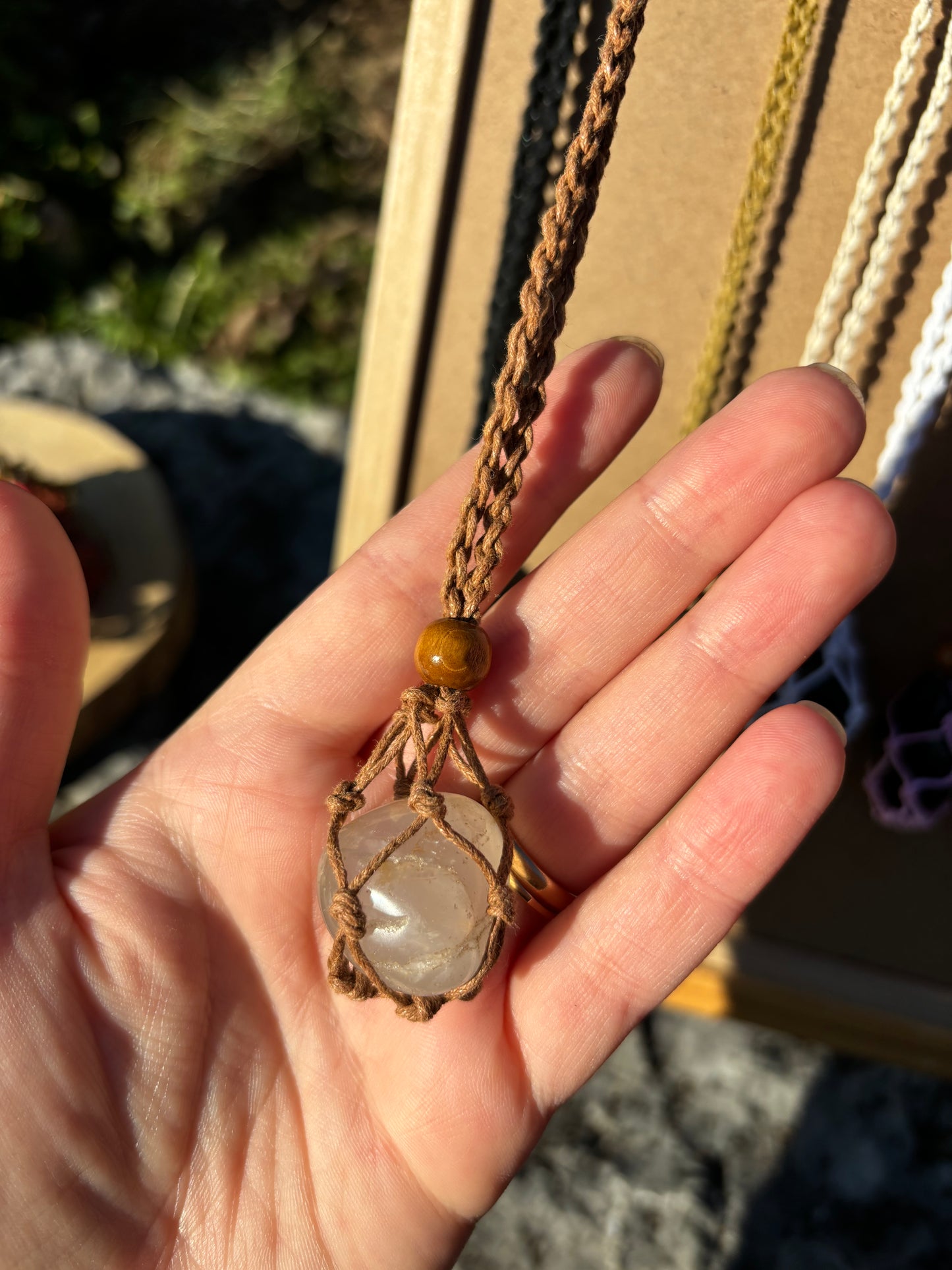 Collana porta pietra in macramè