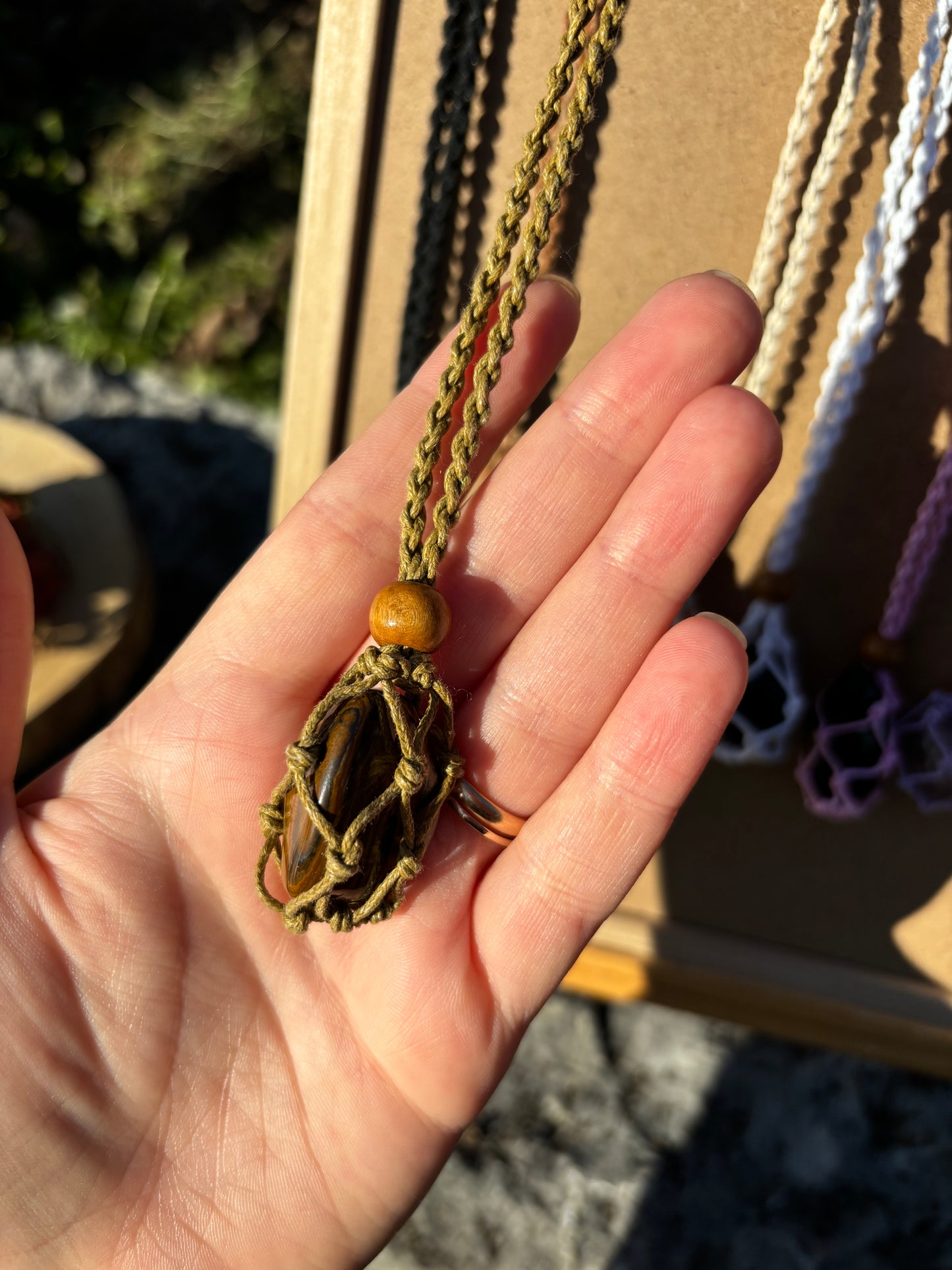 Collana porta pietra in macramè