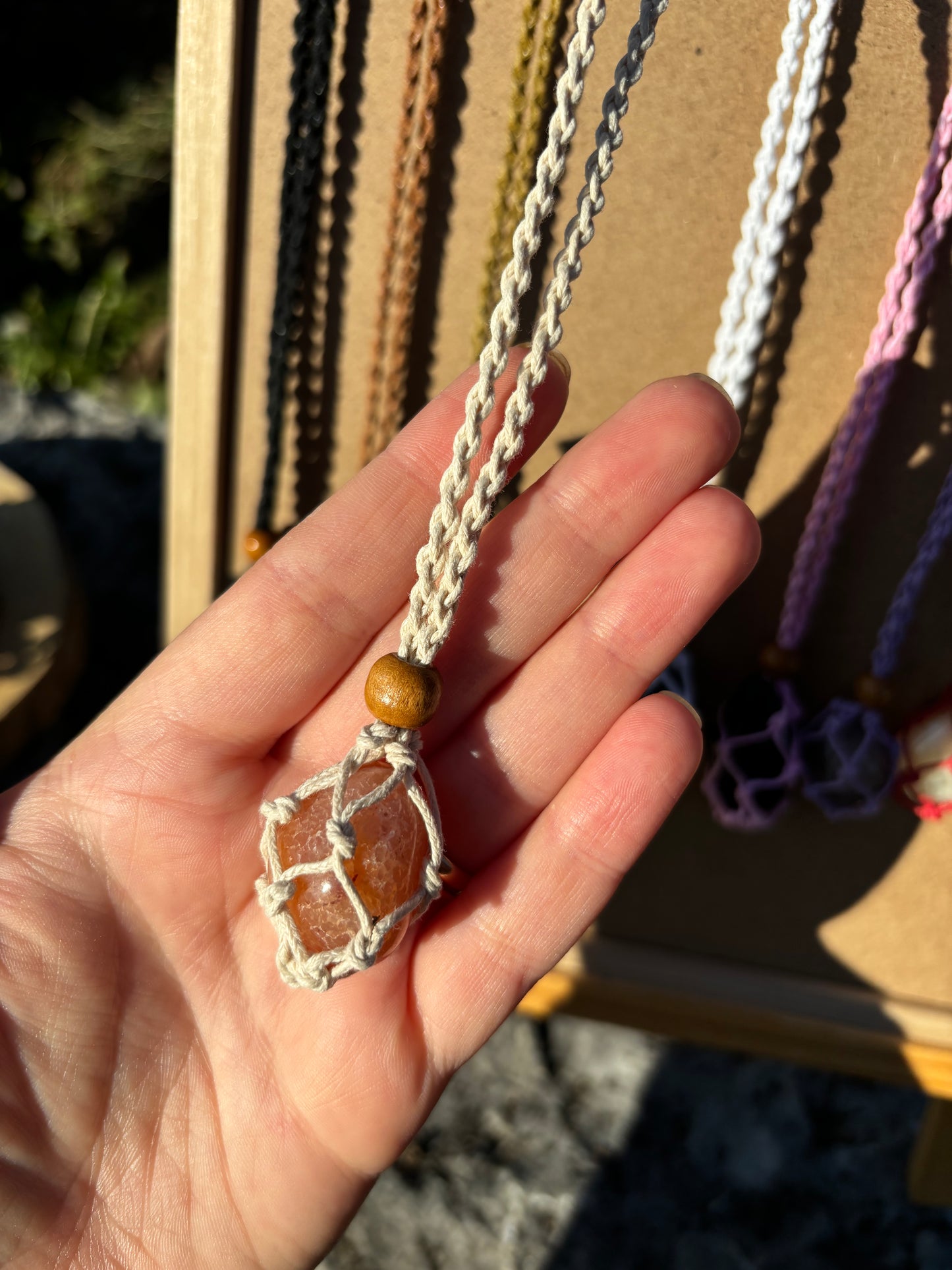 Collana porta pietra in macramè
