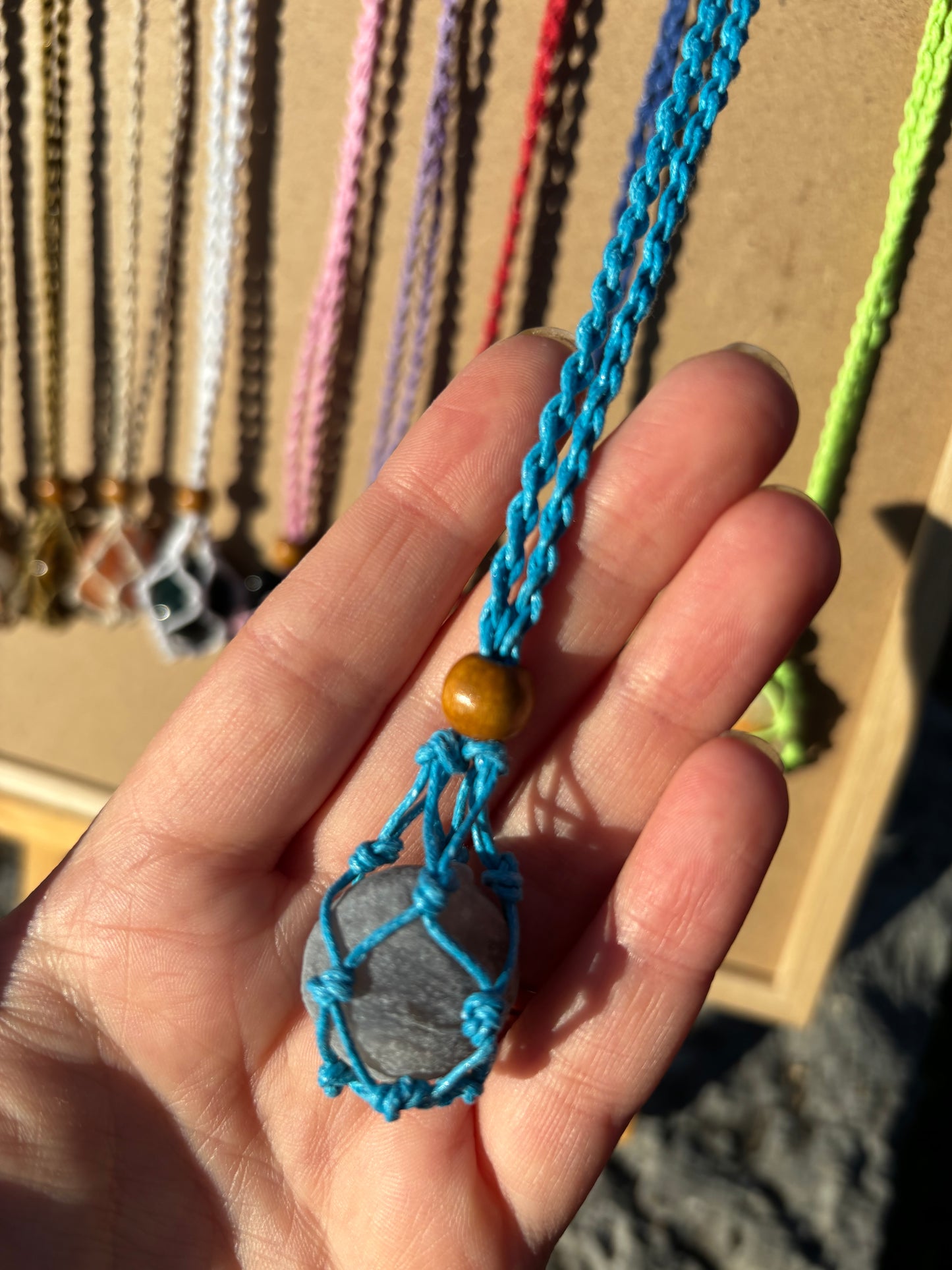 Collana porta pietra in macramè