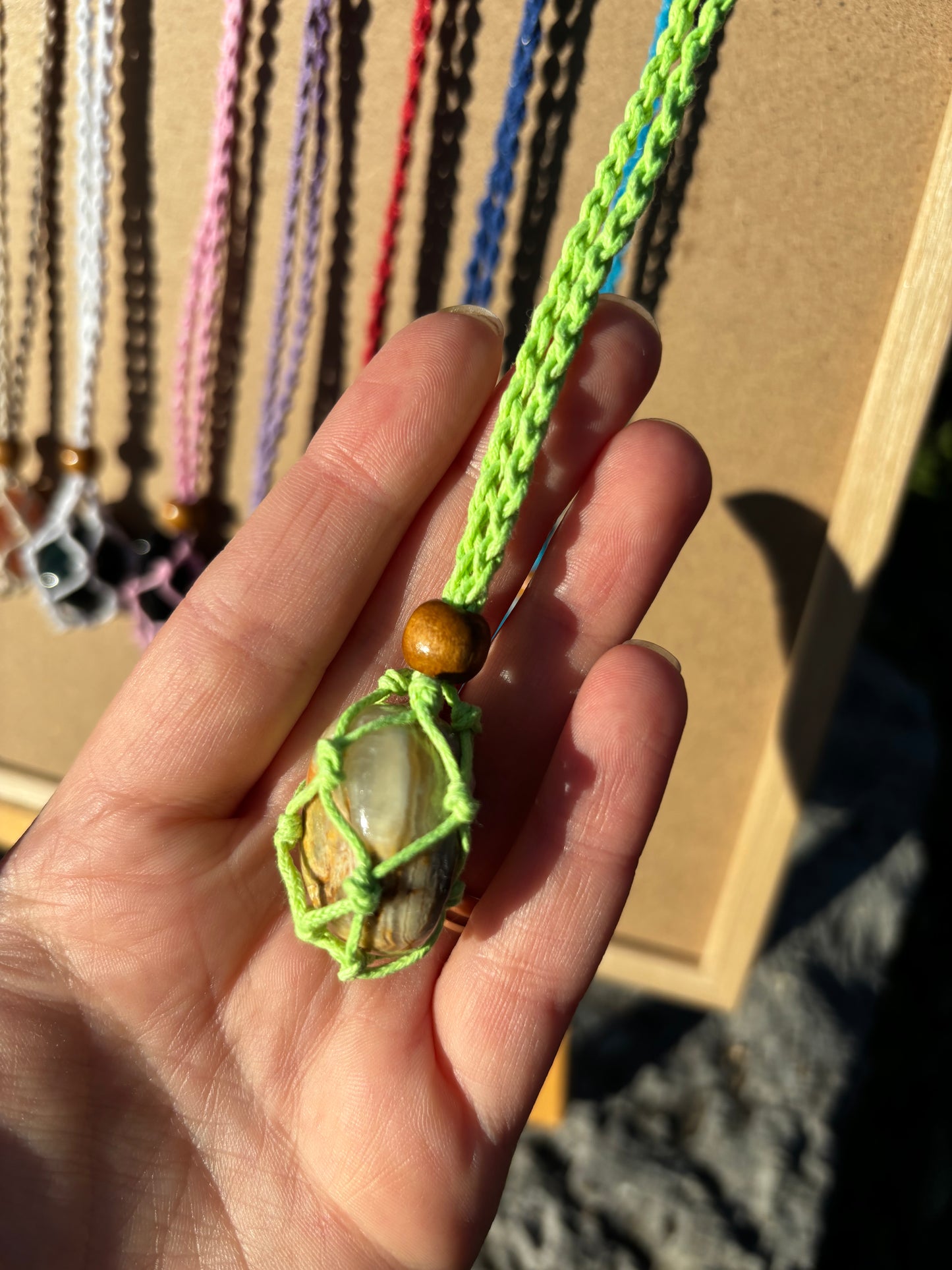 Collana porta pietra in macramè