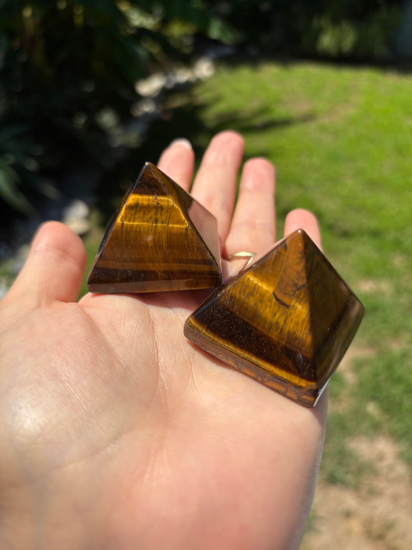 Piramide in occhio di tigre