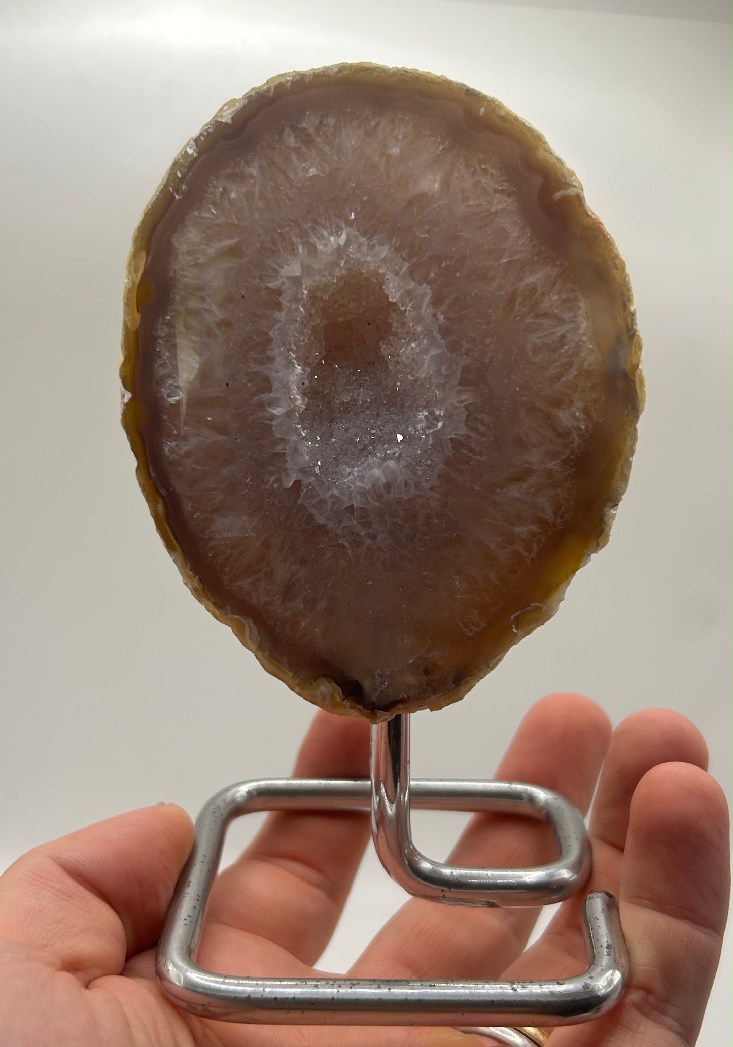 Mezzo geode di agata lucidato su piedistallo