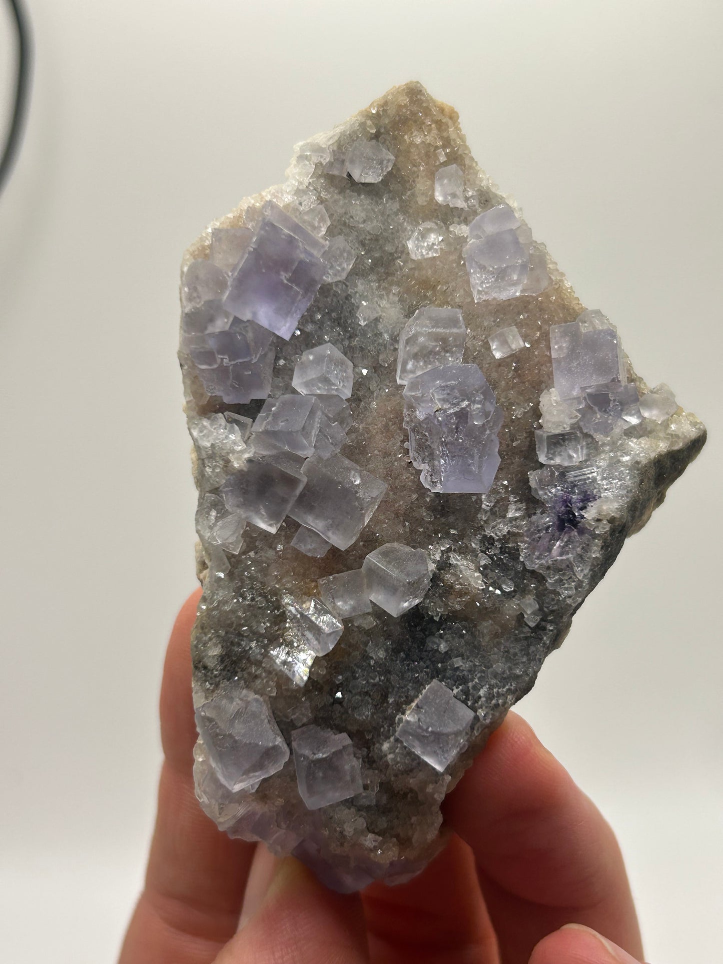 Fluorite cubica su calcedonio