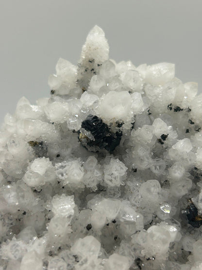 Drusa di quarzo con galena