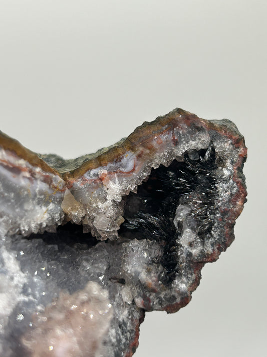 Geode di calcedonio con goethite aghiforme
