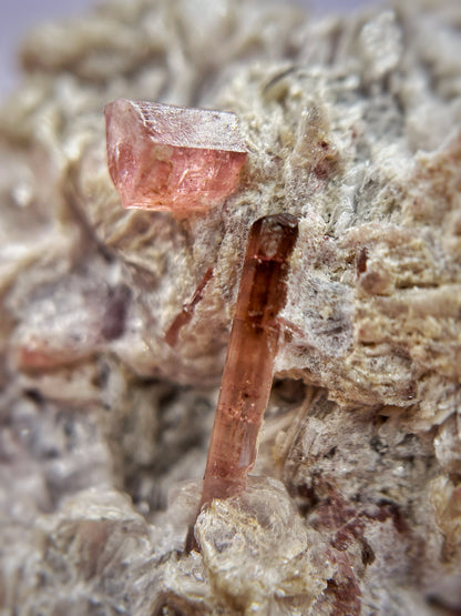 Tormalina rosa con mica