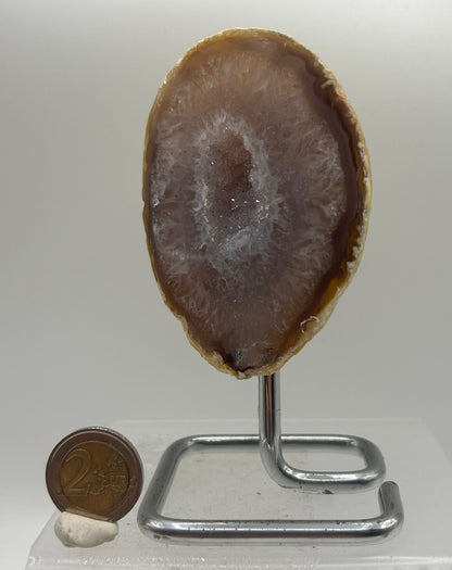Mezzo geode di agata lucidato su piedistallo