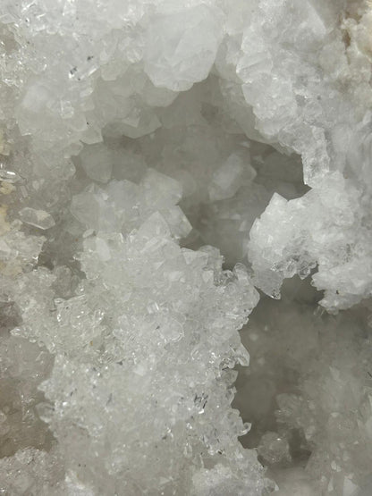 Mezzo geode di quarzo