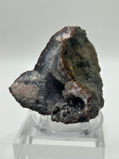 Geode di calcedonio con goethite aghiforme