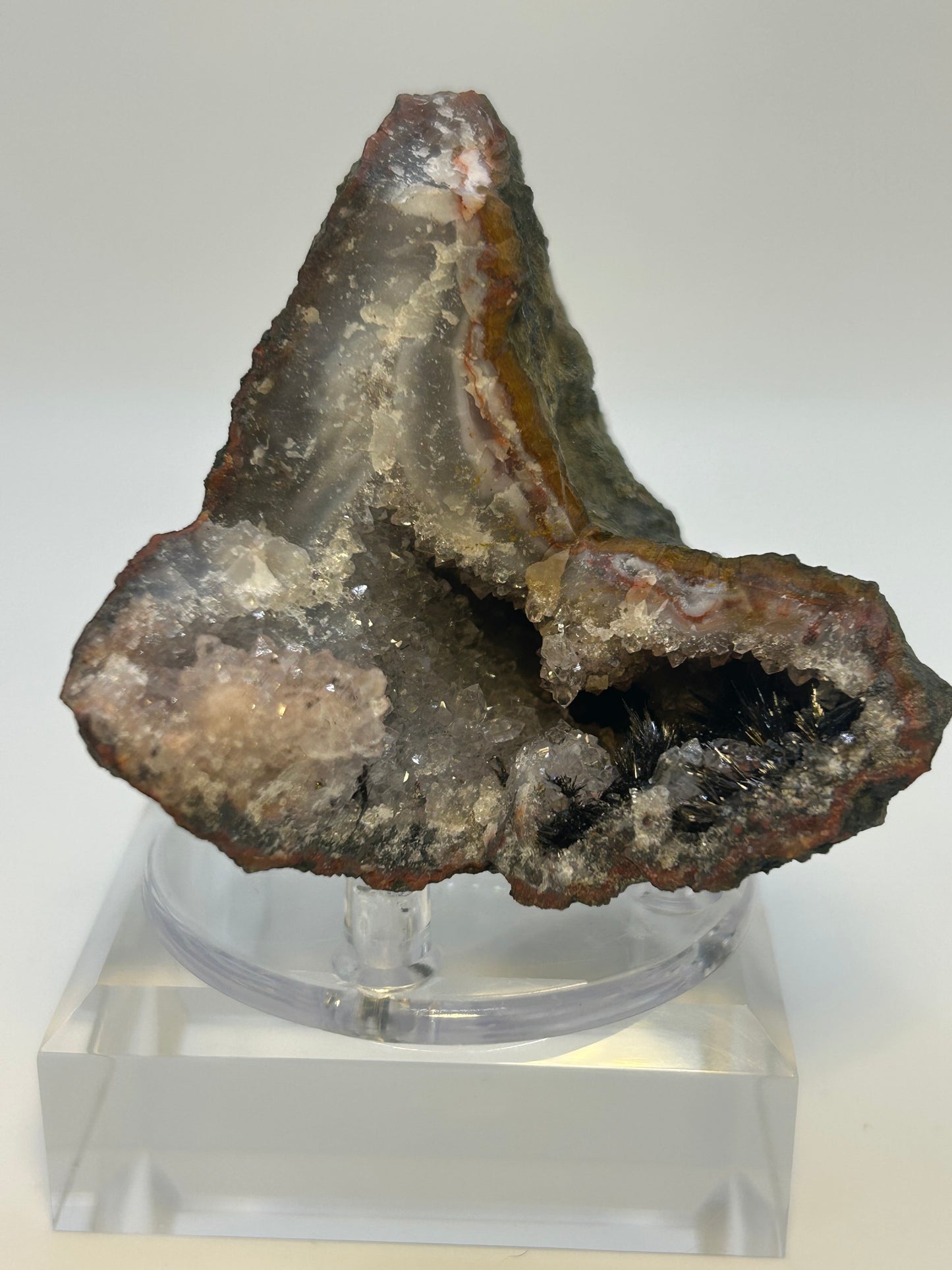 Geode di calcedonio con goethite aghiforme