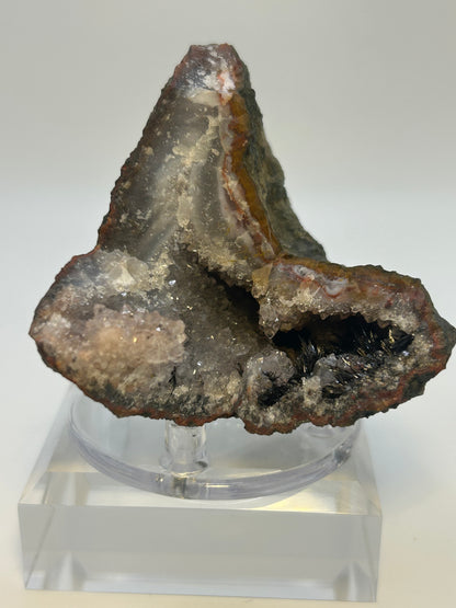 Geode di calcedonio con goethite aghiforme