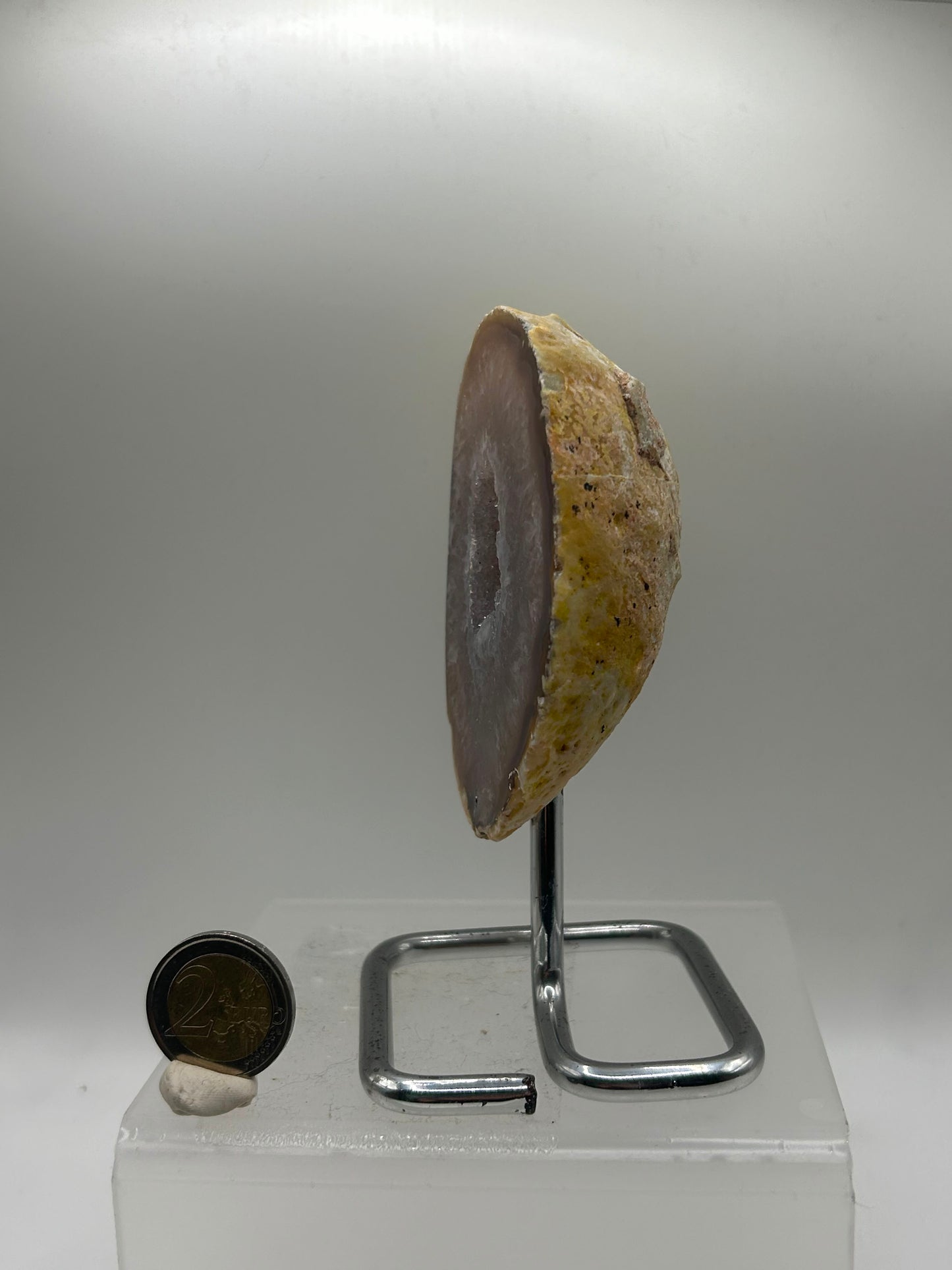 Mezzo geode di agata lucidato su piedistallo