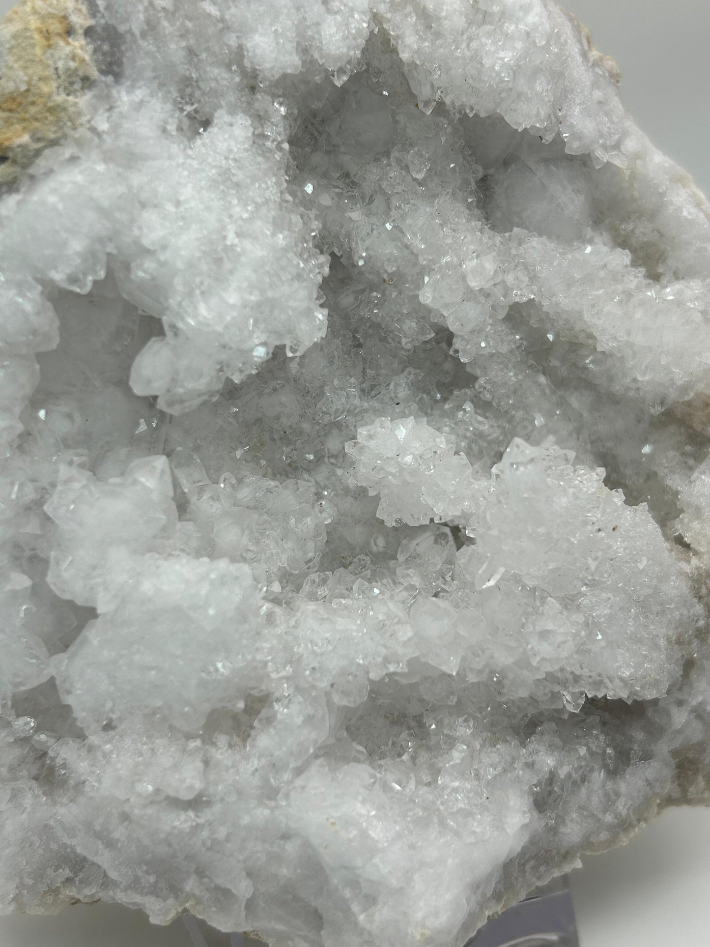 Mezzo geode di quarzo