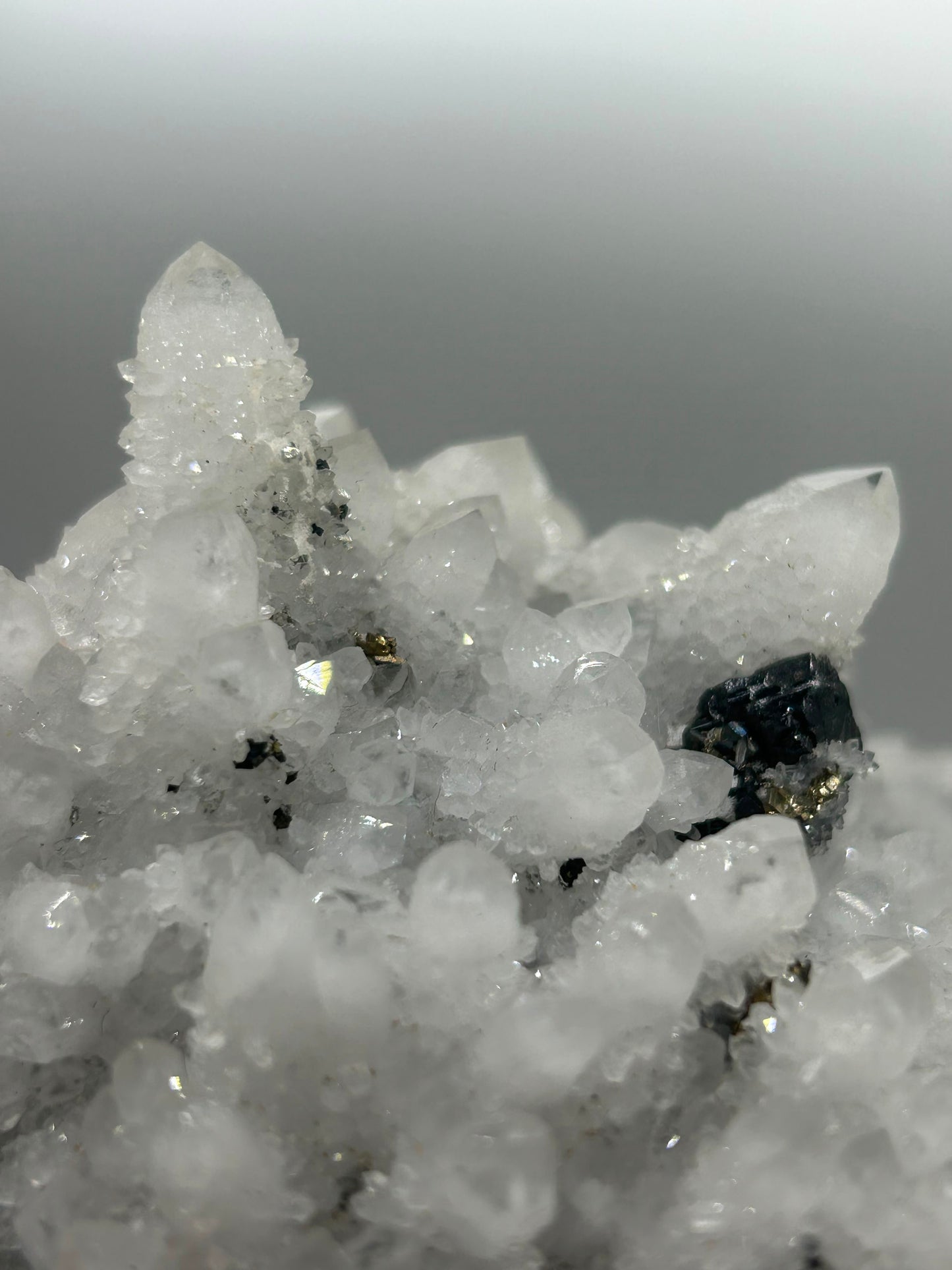Drusa di quarzo con galena