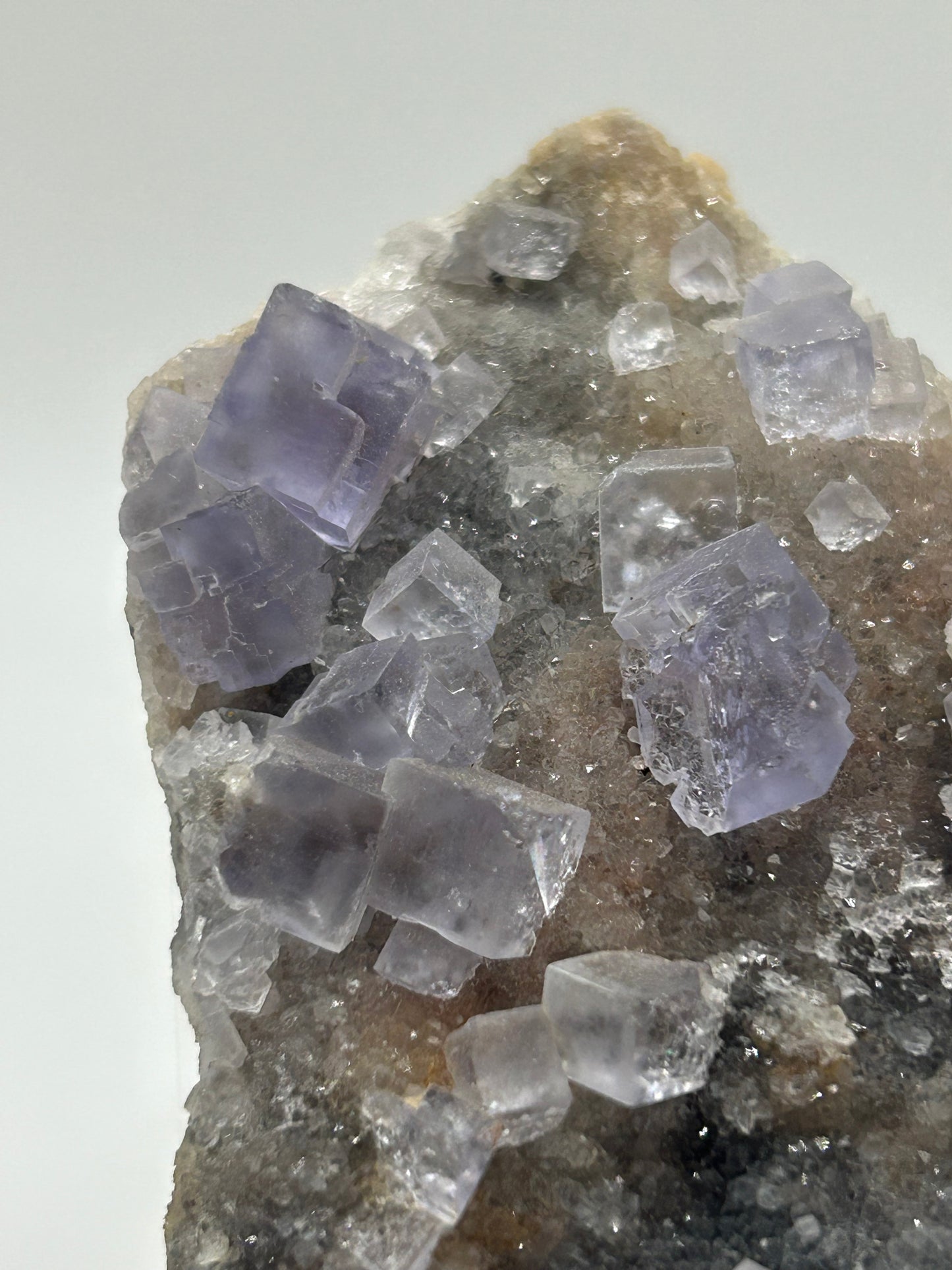 Fluorite cubica su calcedonio