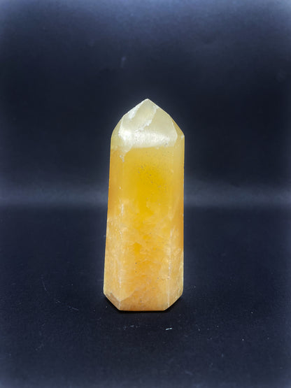 Obelisco in calcite gialla