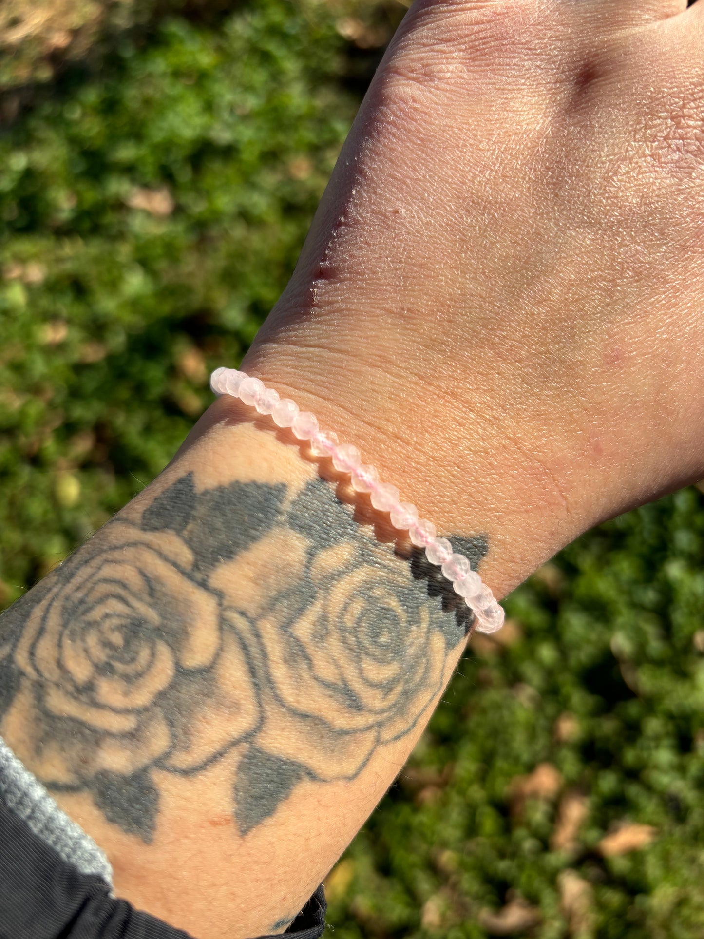 Braccialetto con laccetto in quarzo rosa