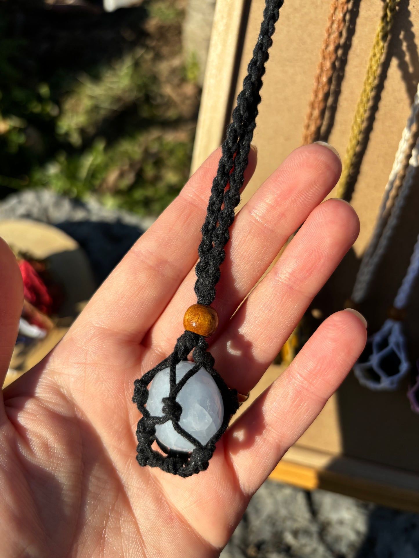 Collana porta pietra in macramè