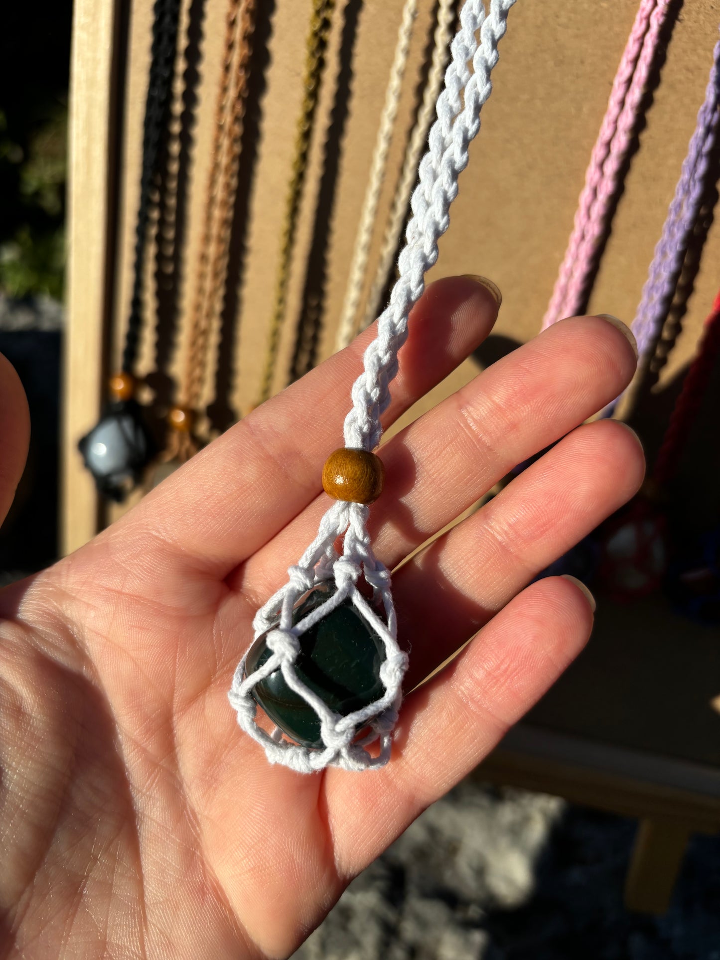 Collana porta pietra in macramè