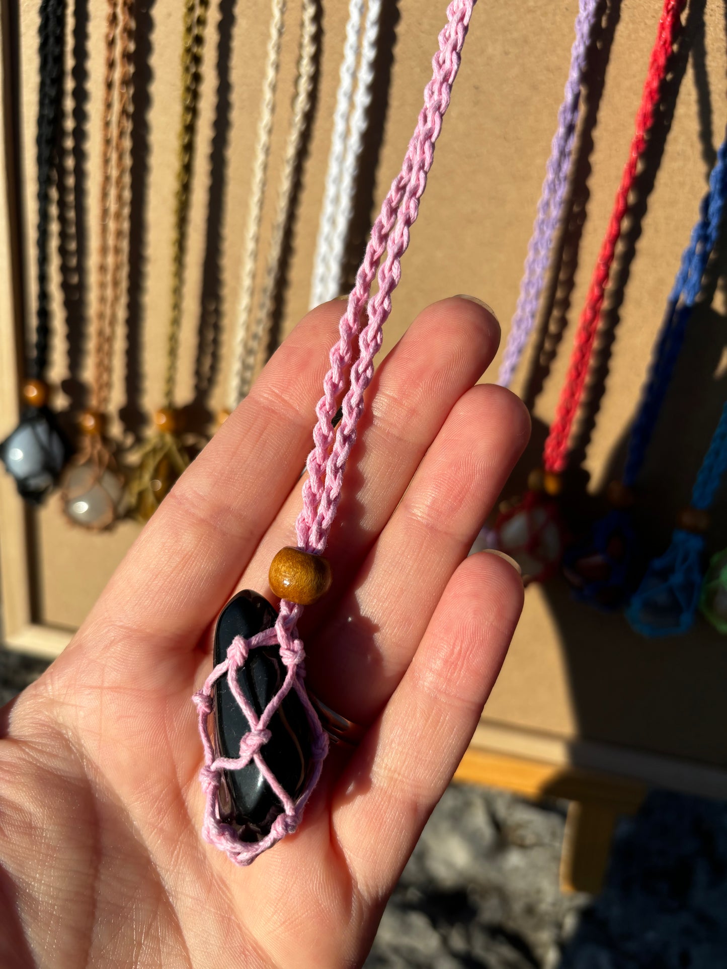 Collana porta pietra in macramè