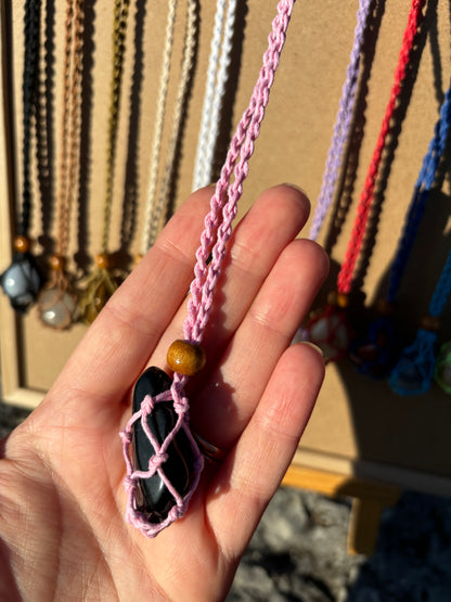 Collana porta pietra in macramè
