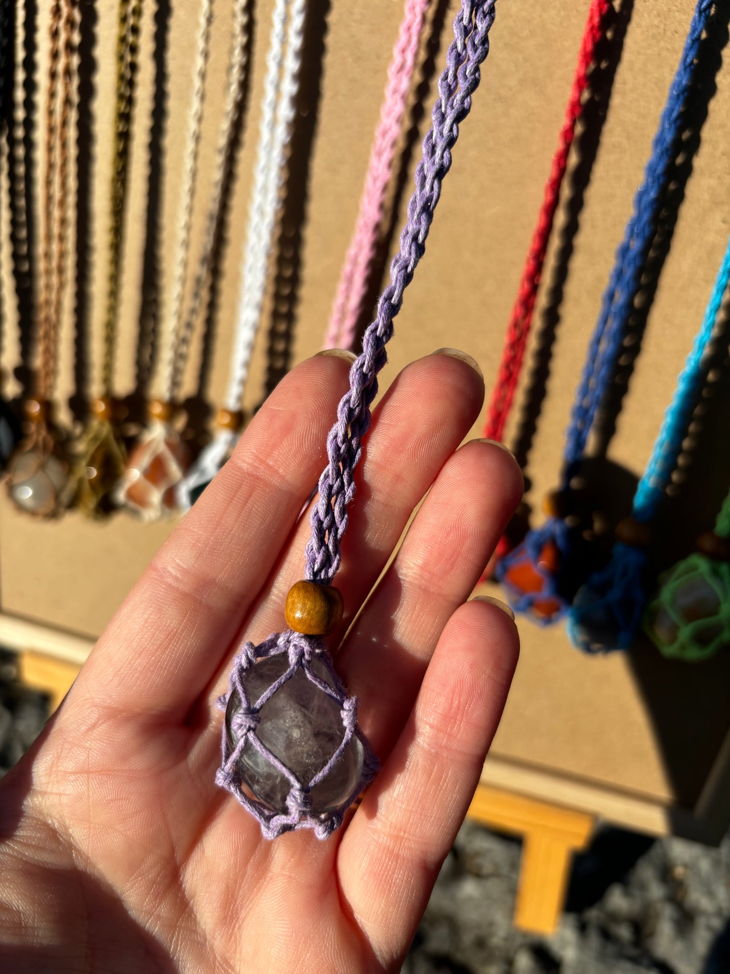 Collana porta pietra in macramè