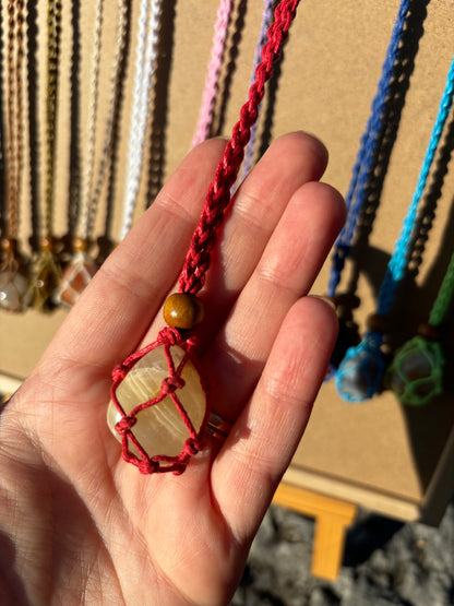 Collana porta pietra in macramè