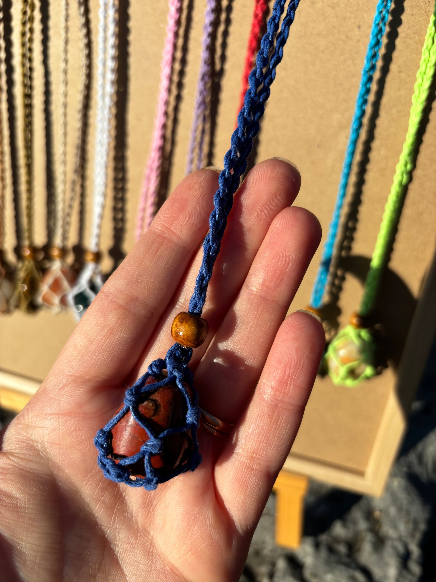 Collana porta pietra in macramè
