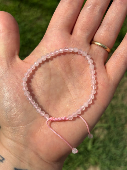 Braccialetto con laccetto in quarzo rosa