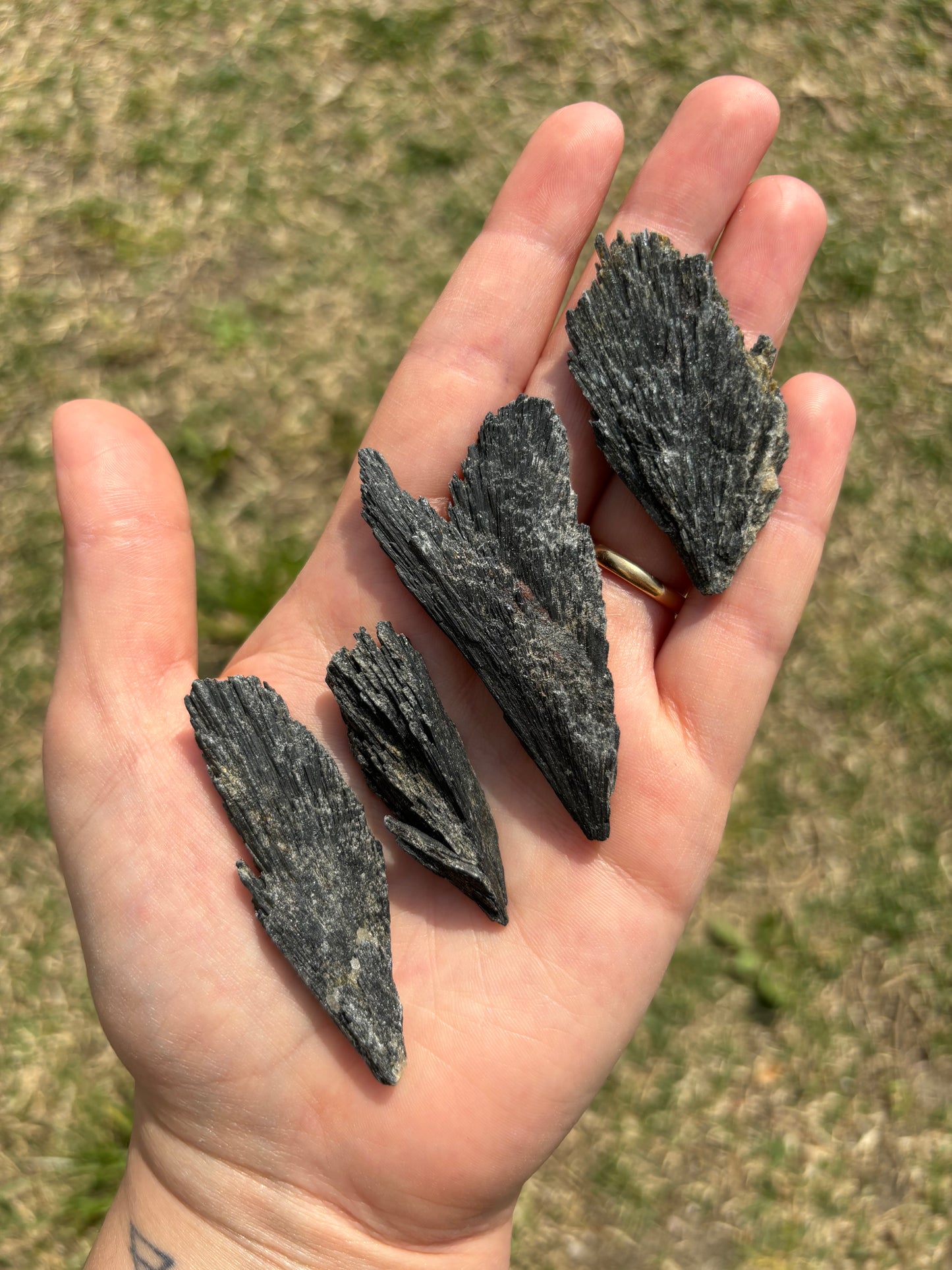 Cianite nera grezza