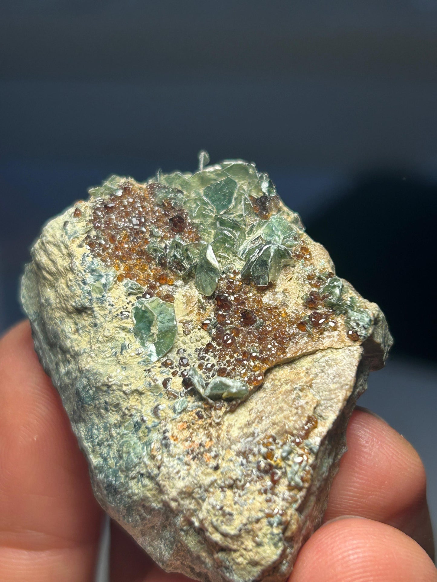 Hessonite con clinocloro