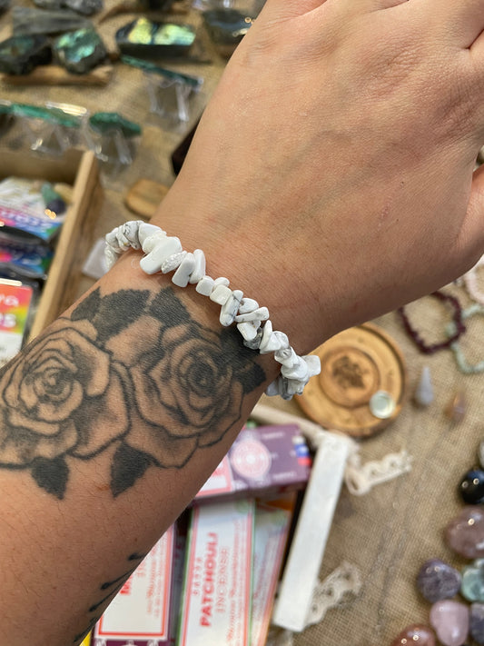 Braccialetto in chips di howlite bianca