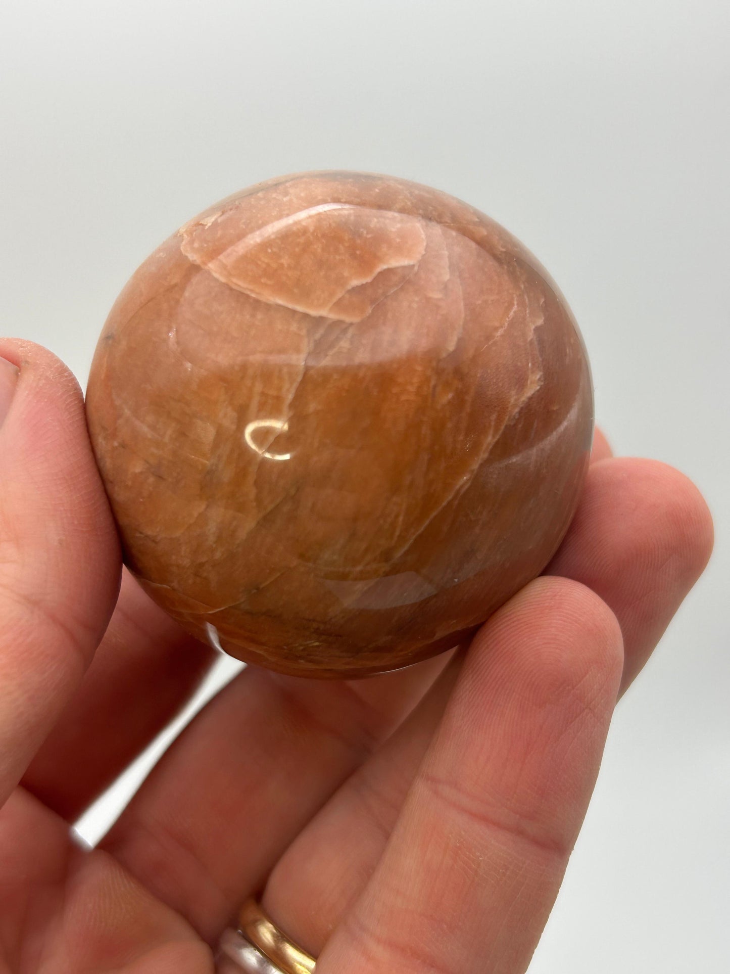 Sfera in pietra di luna pesca
