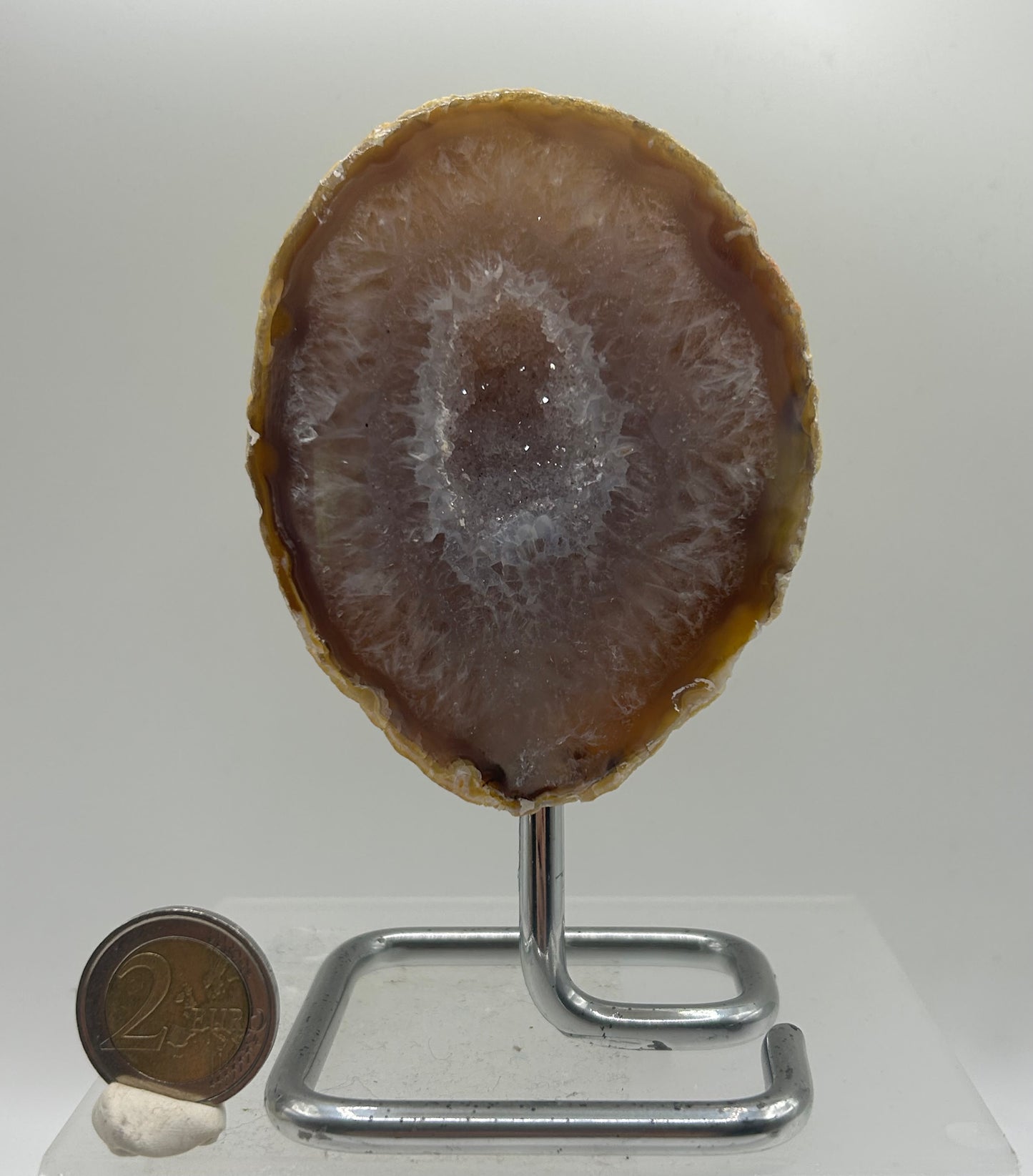 Mezzo geode di agata lucidato su piedistallo