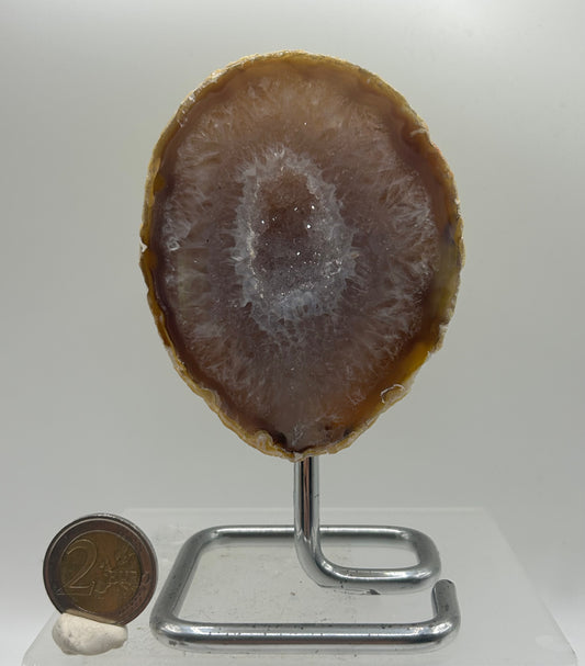 Mezzo geode di agata lucidato su piedistallo