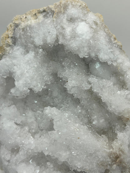 Mezzo geode di quarzo