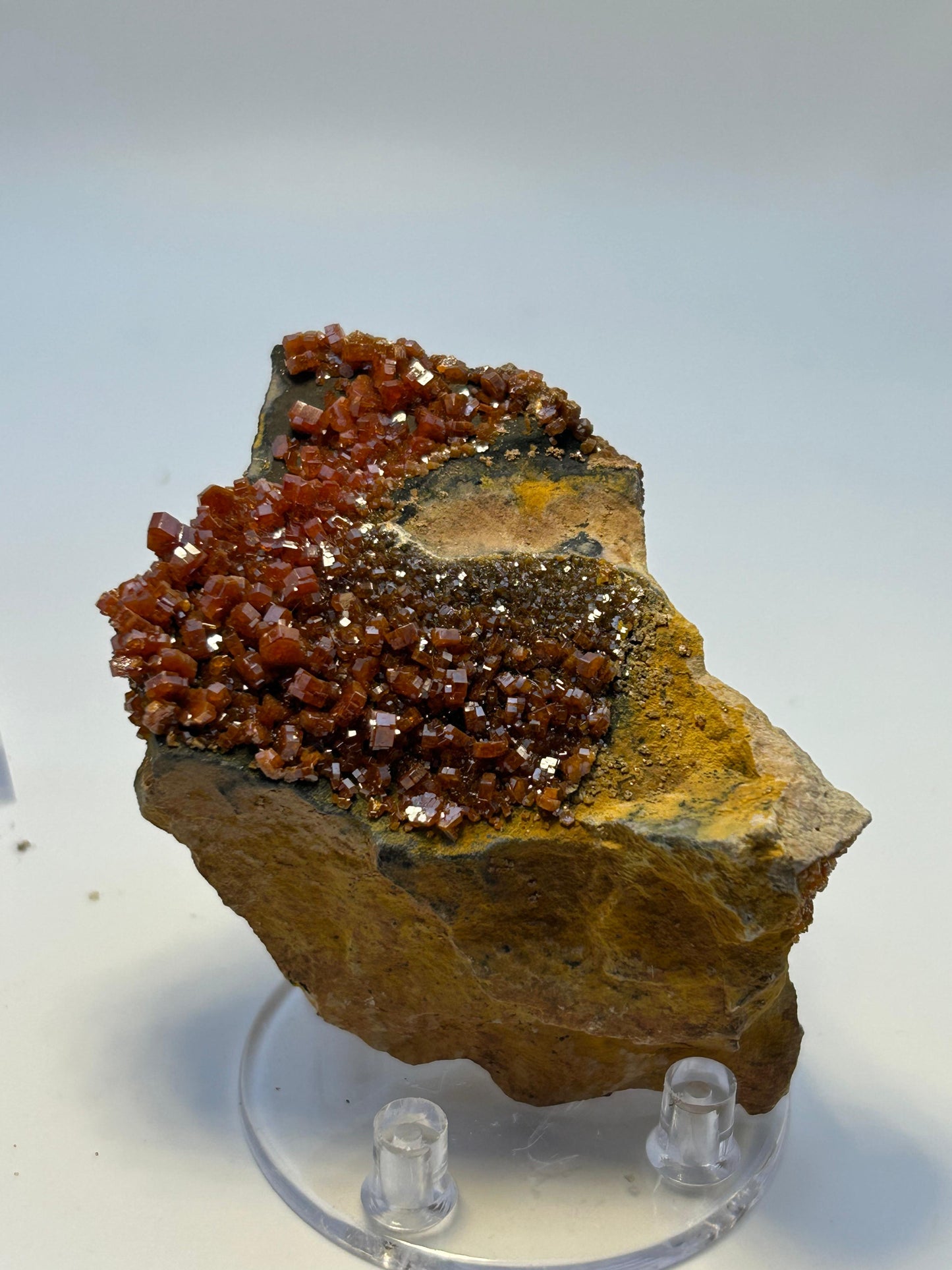 Vanadinite su barite nera grezza
