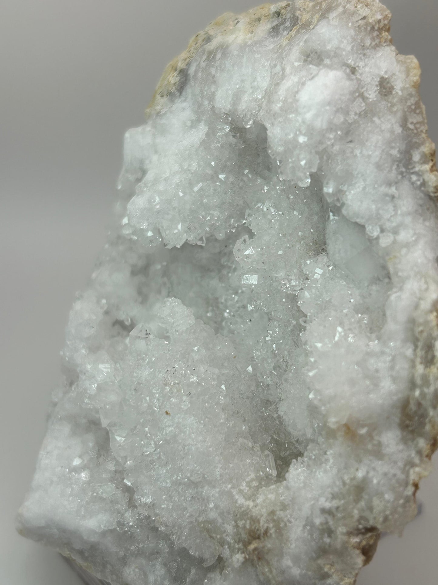 Mezzo geode di quarzo