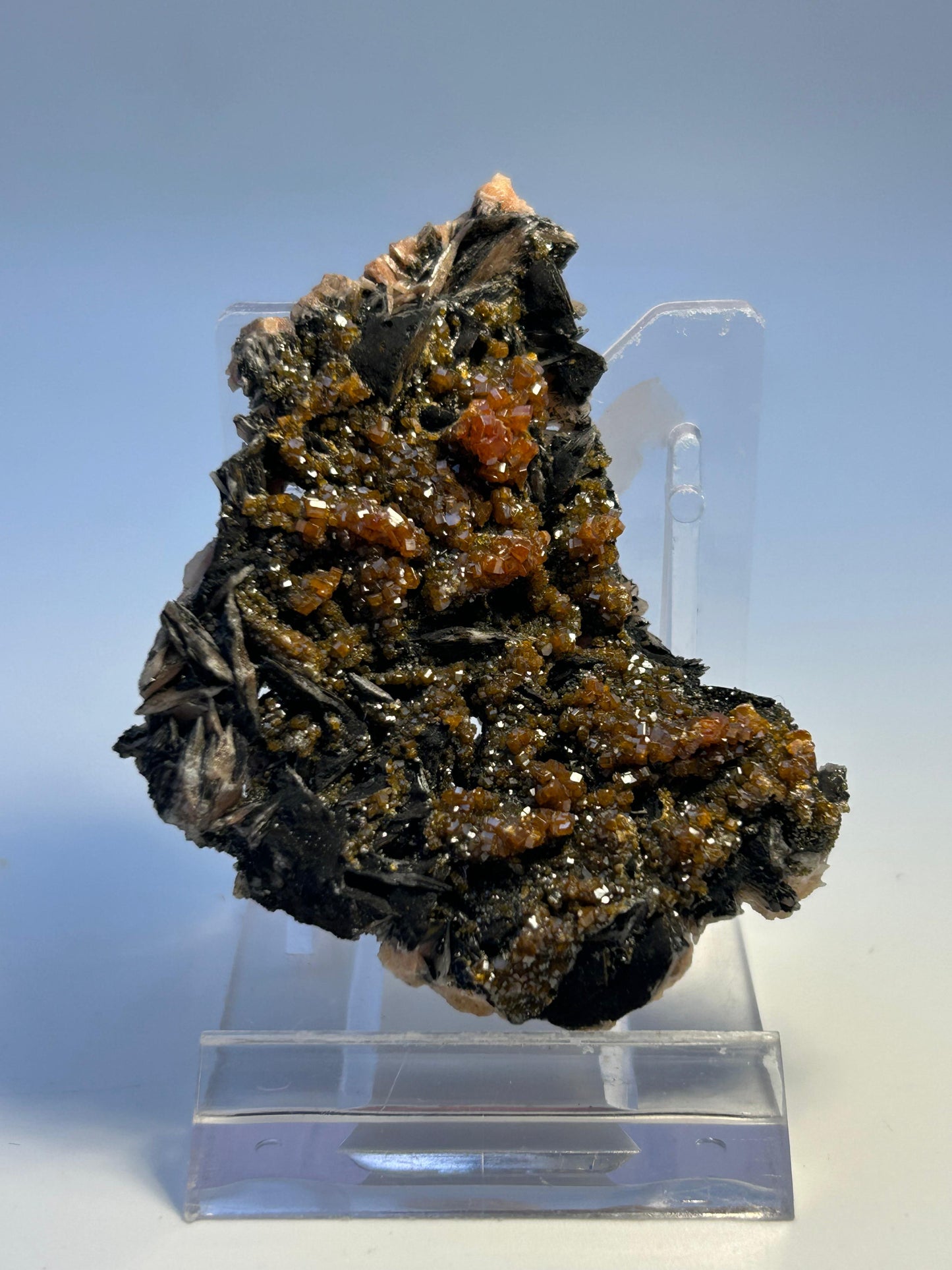 Vanadinite su barite nera grezza