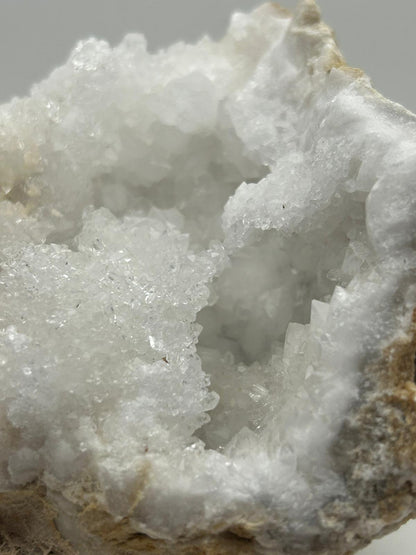 Mezzo geode di quarzo